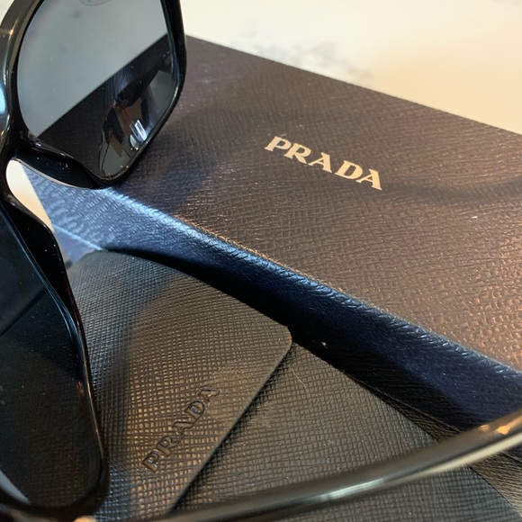 PRADA Polarized sunglasses - Picture 5 of 6